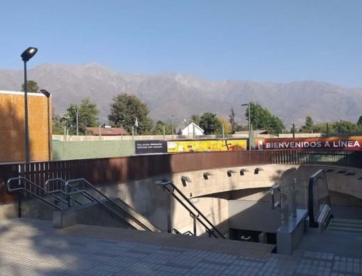 Metro Fernando Castillo Velasco / Línea 3